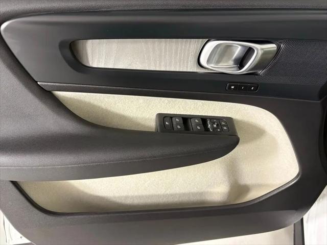 2026 Volvo XC40 Plus, B5 AWD Gas (mild hybrid), Dark
