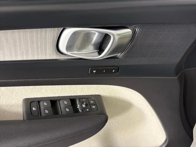2026 Volvo XC40 Plus, B5 AWD Gas (mild hybrid), Dark