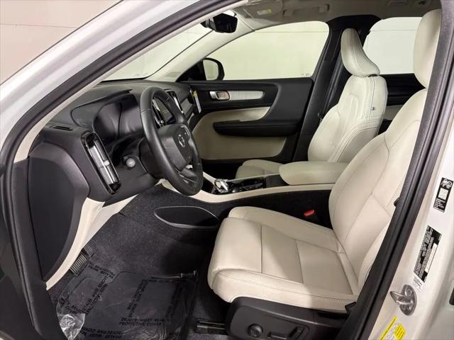 2026 Volvo XC40 Plus, B5 AWD Gas (mild hybrid), Dark