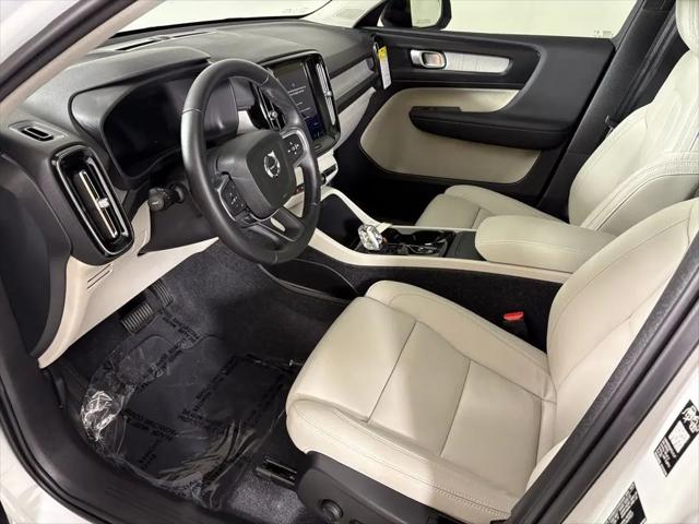 2026 Volvo XC40 Plus, B5 AWD Gas (mild hybrid), Dark
