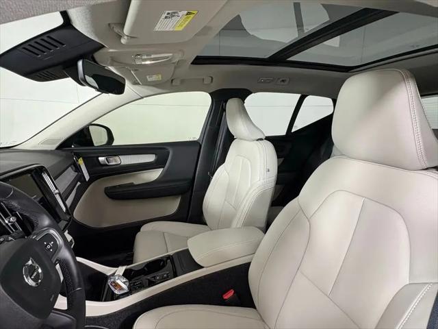 2026 Volvo XC40 Plus, B5 AWD Gas (mild hybrid), Dark