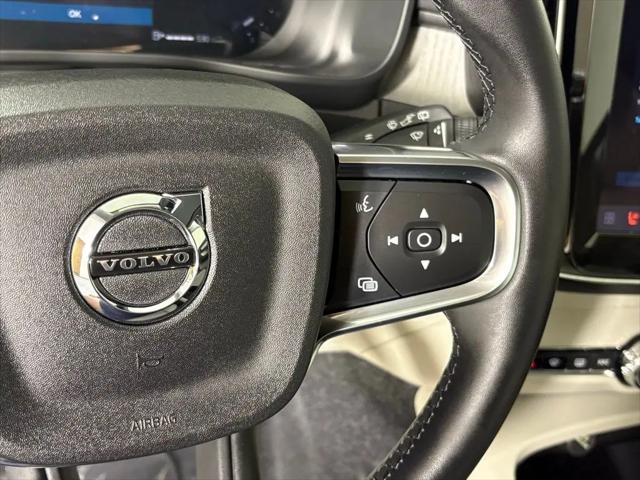 2026 Volvo XC40 Plus, B5 AWD Gas (mild hybrid), Dark