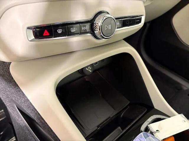 2026 Volvo XC40 Plus, B5 AWD Gas (mild hybrid), Dark