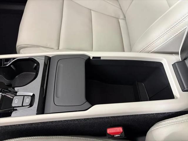 2026 Volvo XC40 Plus, B5 AWD Gas (mild hybrid), Dark