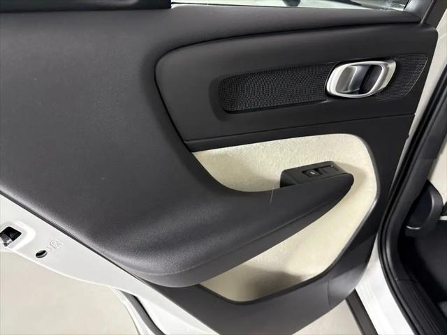 2026 Volvo XC40 Plus, B5 AWD Gas (mild hybrid), Dark