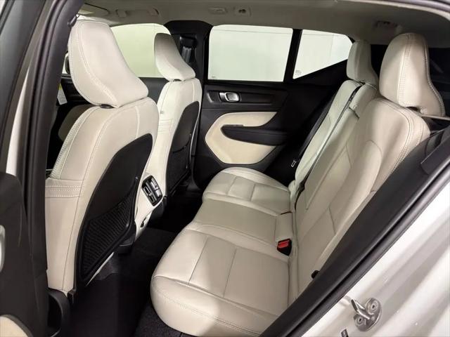 2026 Volvo XC40 Plus, B5 AWD Gas (mild hybrid), Dark