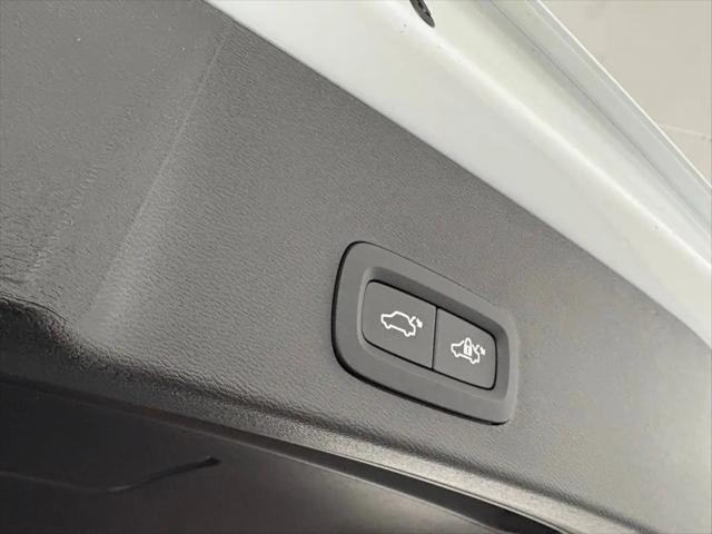 2026 Volvo XC40 Plus, B5 AWD Gas (mild hybrid), Dark