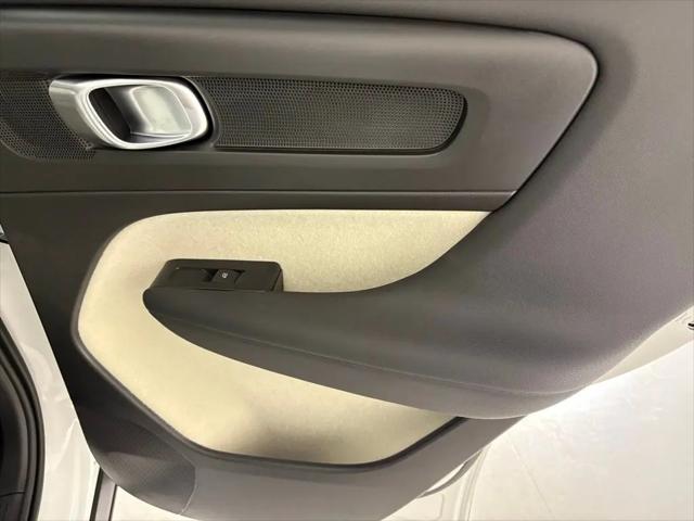 2026 Volvo XC40 Plus, B5 AWD Gas (mild hybrid), Dark