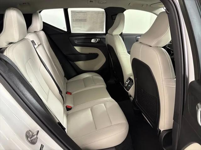 2026 Volvo XC40 Plus, B5 AWD Gas (mild hybrid), Dark