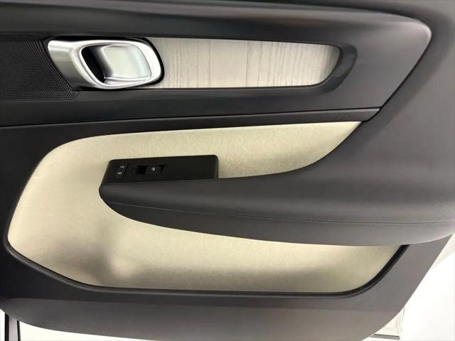 2026 Volvo XC40 Plus, B5 AWD Gas (mild hybrid), Dark