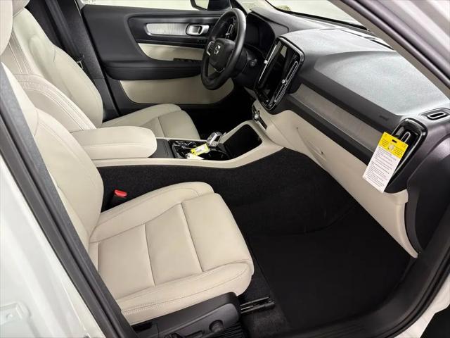 2026 Volvo XC40 Plus, B5 AWD Gas (mild hybrid), Dark
