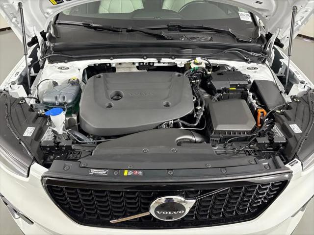 2026 Volvo XC40 Plus, B5 AWD Gas (mild hybrid), Dark