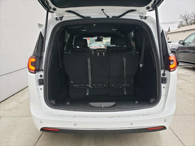 2026 Chrysler Pacifica Select AWD