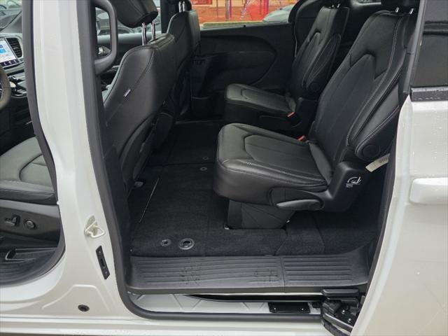 2026 Chrysler Pacifica Select AWD
