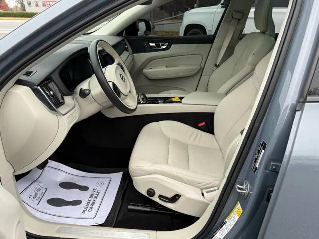 2023 Volvo XC60 B5 Plus Dark Theme