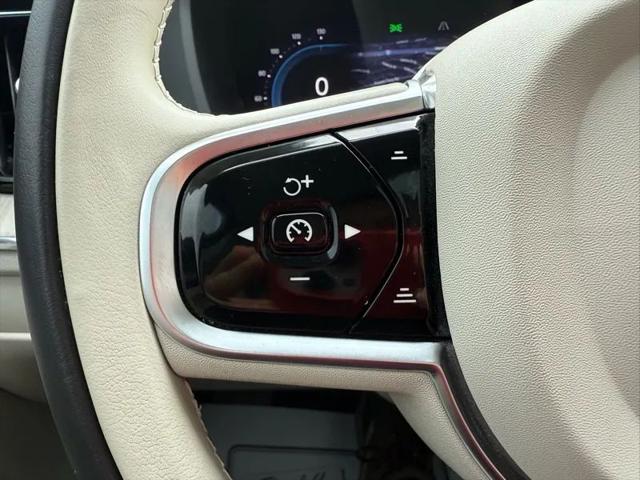 2023 Volvo XC60 B5 Plus Dark Theme