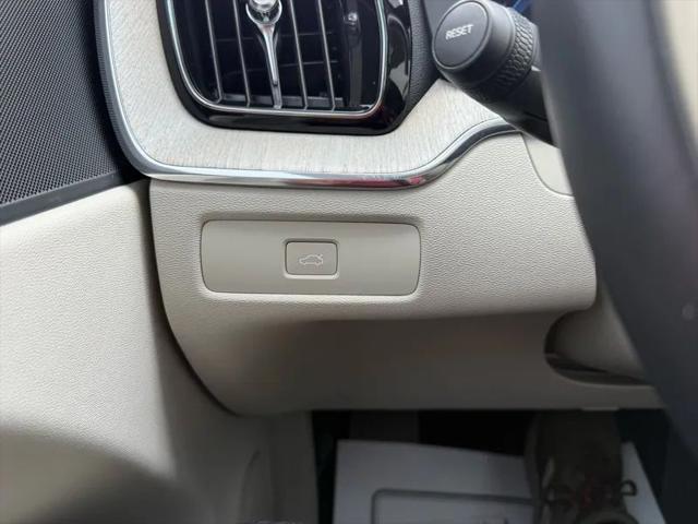 2023 Volvo XC60 B5 Plus Dark Theme