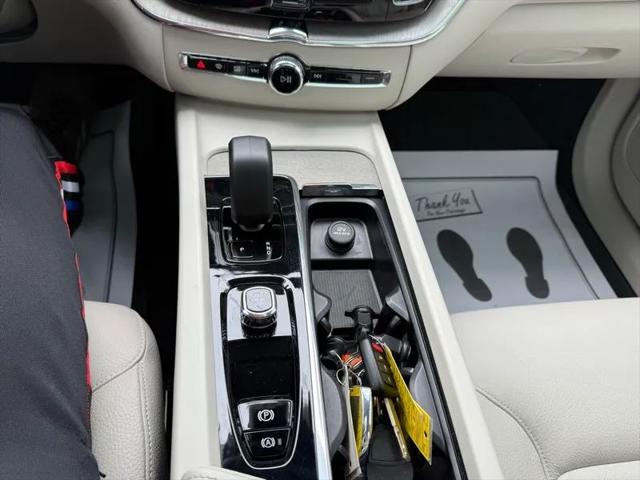 2023 Volvo XC60 B5 Plus Dark Theme