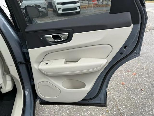 2023 Volvo XC60 B5 Plus Dark Theme