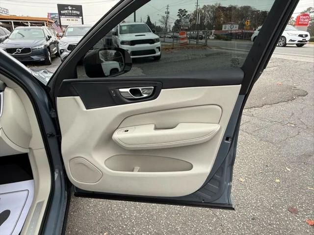 2023 Volvo XC60 B5 Plus Dark Theme