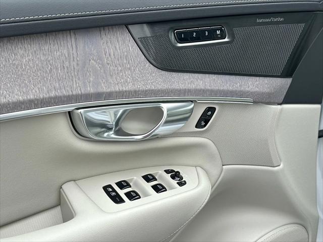 2026 Volvo XC90 Plug-In Hybrid T8 Ultra Dark Theme 7-Seater
