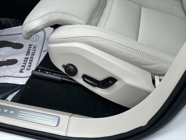 2026 Volvo XC90 Plug-In Hybrid T8 Ultra Dark Theme 7-Seater