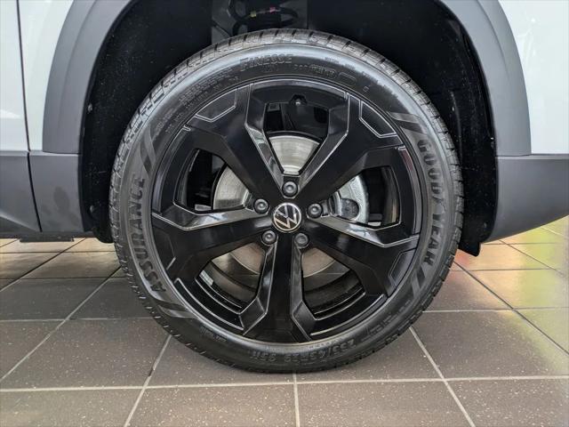 2026 Volkswagen Taos SE Black
