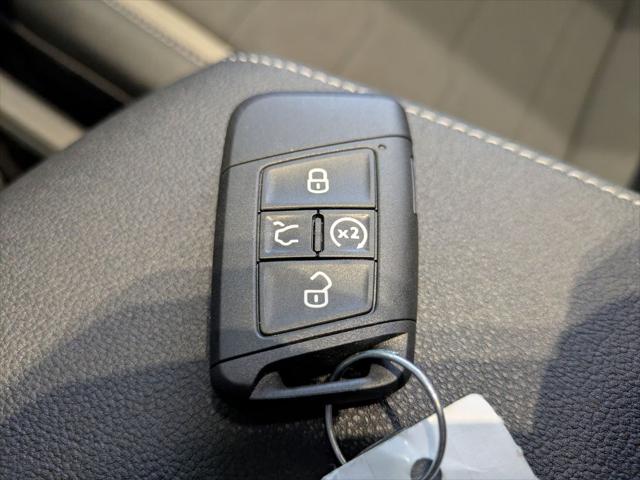 2026 Volkswagen Taos SE Black