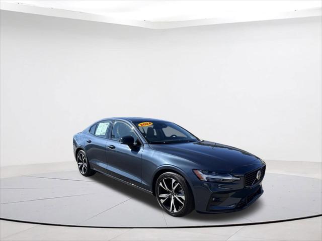 2024 Volvo S60 B5 Core Dark Theme