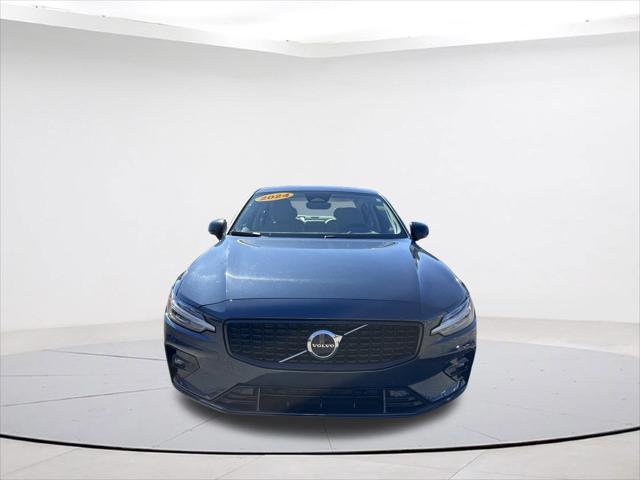 2024 Volvo S60 B5 Core Dark Theme