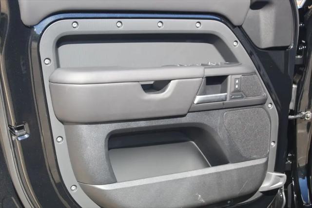 2025 Land Rover Defender 130 P400 S