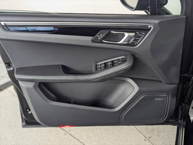 2025 Porsche Macan Unknown