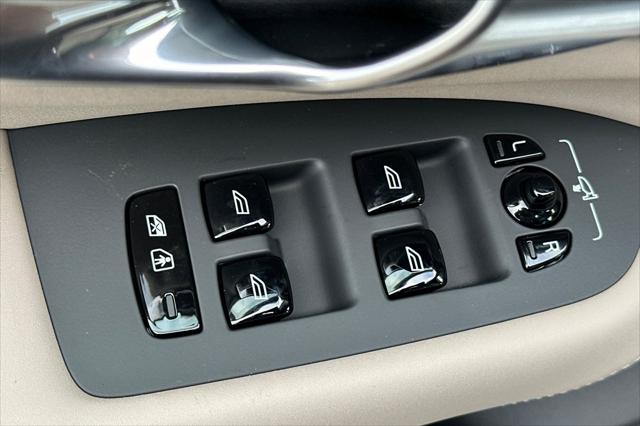 2026 Volvo XC90 Ultra Dark Theme, B6 AWD Gas (mild hybrid), Gasoline, 7 Seats