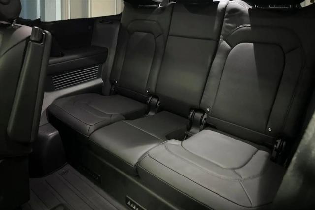 2025 Land Rover Defender 130 P400 X-Dynamic SE