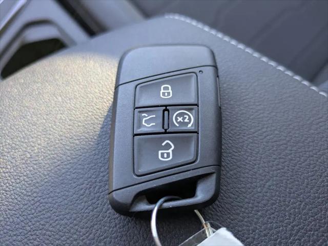 2026 Volkswagen Taos SE Black