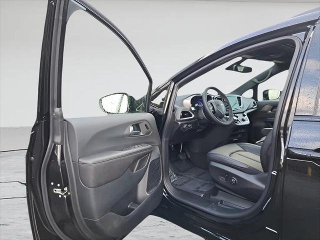 2026 Chrysler Pacifica Select AWD