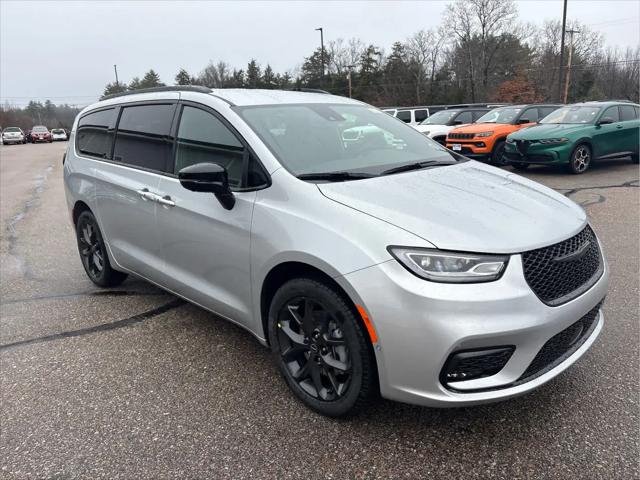 2026 Chrysler Pacifica Select AWD