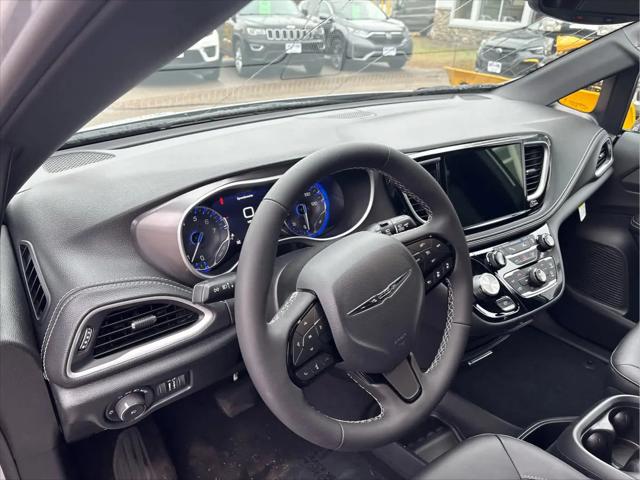 2026 Chrysler Pacifica Select AWD