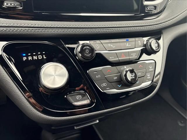 2026 Chrysler Pacifica Select AWD