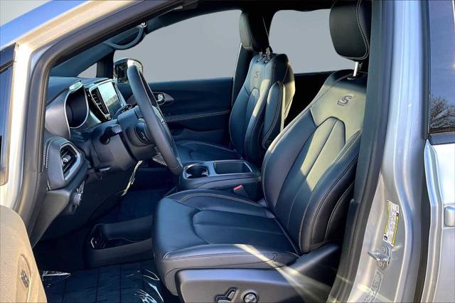 2026 Chrysler Pacifica Select AWD
