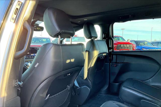 2026 Chrysler Pacifica Select AWD