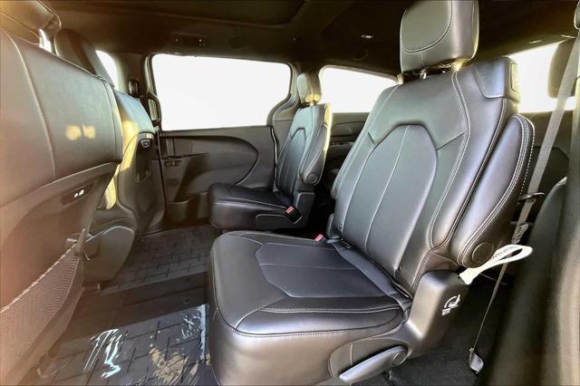 2026 Chrysler Pacifica Select AWD