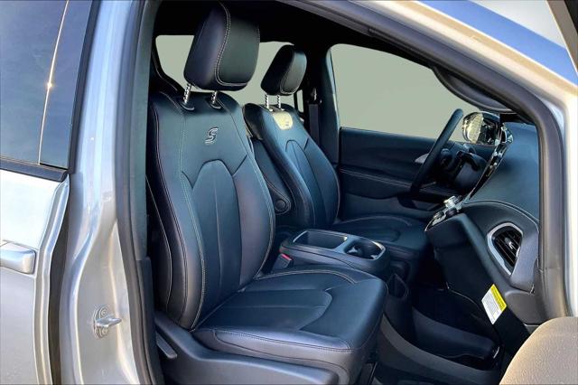 2026 Chrysler Pacifica Select AWD