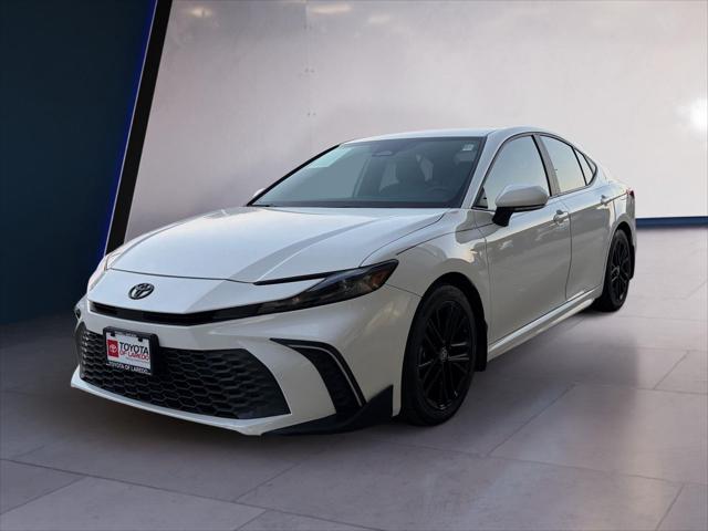 2025 Toyota Camry SE's photo