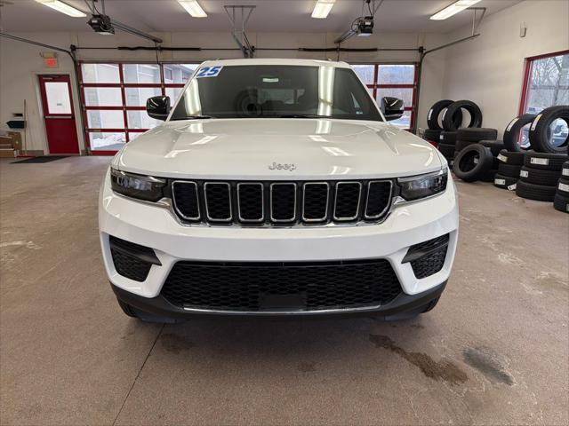 2025 Jeep Grand Cherokee GRAND CHEROKEE LAREDO X 4X4