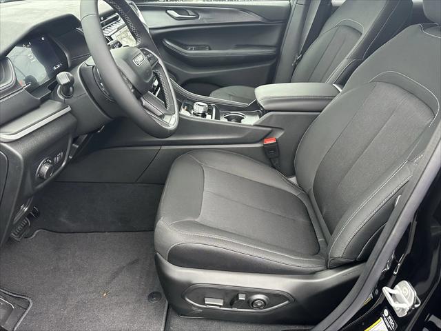 2025 Jeep Grand Cherokee Laredo 4x2