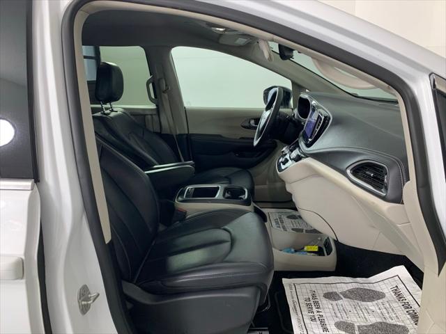 2024 Chrysler Pacifica Hybrid Select
