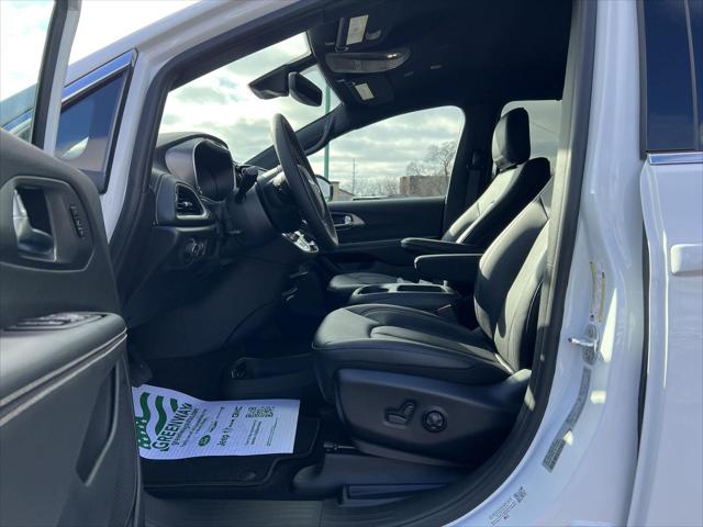 2026 Chrysler Pacifica Select AWD