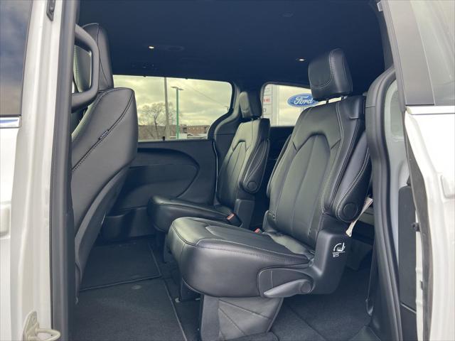 2026 Chrysler Pacifica Select AWD