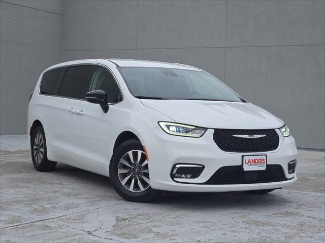 2024 Chrysler Pacifica Hybrid Select